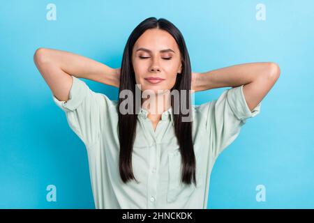 Portrait d'une femme d'affaires très belle et relaxante après une dure journée de travail, faites une pause isolée sur fond bleu Banque D'Images