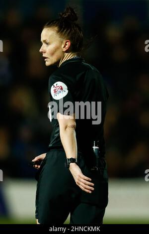 HARTLEPOOL, ROYAUME-UNI. FÉV 15th Referee, Rebecca Welch, regarde pendant le match de la Sky Bet League 2 entre Hartlepool United et Tranmere Rovers à Victoria Park, Hartlepool, le mardi 15th février 2022. (Crédit : will Matthews | MI News) crédit : MI News & Sport /Alay Live News Banque D'Images