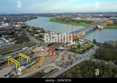 Duisburg, Rhénanie-du-Nord-Westphalie, Allemagne - Nouvelle construction du pont du Rhin de A40 Neuenkamp. Le pont autoroutier sur le Rhin à Duisburg entre Banque D'Images