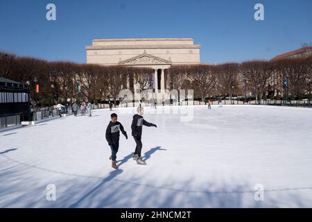 Washington, États-Unis. 15th févr. 2022. Les gens patinent sur la patinoire du jardin de sculptures de la National Gallery of Art à Washington, DC, aux États-Unis, le 15 février 2022. Credit: Liu Jie/Xinhua/Alay Live News Banque D'Images