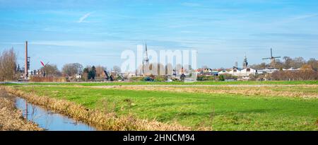 Vue panoramique sur un paysage polder classique et la ville historique de Gouda dans la partie ouest de la Hollande Banque D'Images
