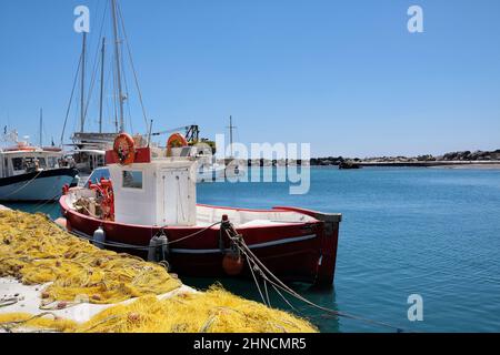 Vue sur un bateau à poissons et des fishnets à côté dans un petit port de Santorini en Grèce Banque D'Images