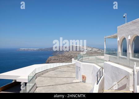 Santorini, Grèce - 9 mai 2021 : vue sur un centre de tourisme viticole avec une vue imprenable sur la caldeira de Santorini Banque D'Images