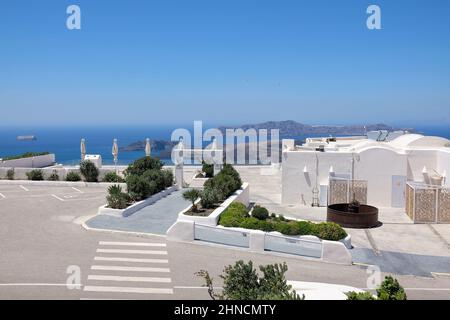 Santorini, Grèce - 9 mai 2021 : vue sur l'entrée d'un centre de tourisme viticole avec une vue imprenable sur la caldeira de Santorini Banque D'Images