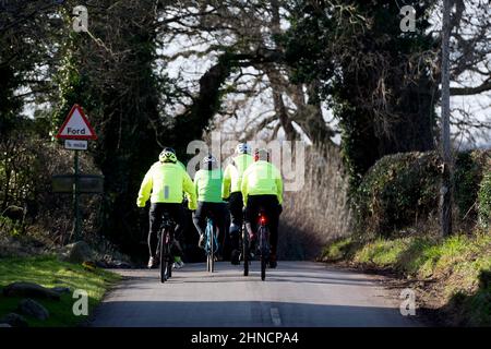 Un groupe de cyclistes dans le village de Barston, West Midlands, Angleterre, Royaume-Uni Banque D'Images