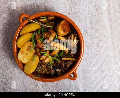 Champignons cuits avec pommes de terre Banque D'Images