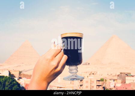 Petit déjeuner du voyageur. Une table dans un restaurant en plein air avec une vue magnifique sur les grandes pyramides de Gizeh. Le Caire. Égypte. Dîner romantique Banque D'Images