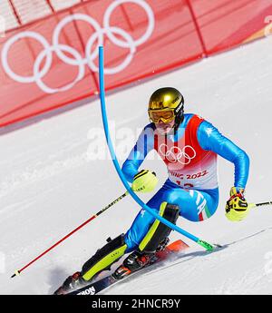 Pékin, Chine. 16th févr. 2022. Alex Vinatzer, d'Italie, participe à la compétition de ski alpin pour hommes aux Jeux olympiques d'hiver de 2022 à Beijing au Centre national de ski alpin de Yanqing, à Beijing, capitale de la Chine, le 16 février 2022. Crédit : He Changshan/Xinhua/Alay Live News Banque D'Images