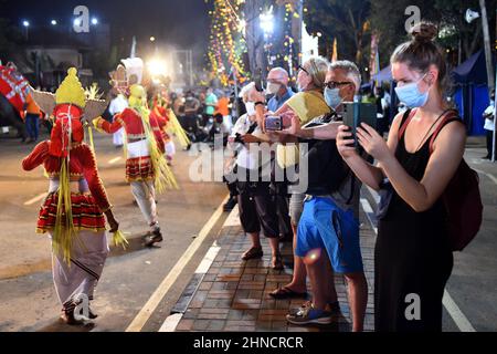 Colombo, Sri Lanka. 15th févr. 2022. Les personnes portant un masque facial regardent le Navam Perahera au Temple Gangaramaya de Colombo, Sri Lanka, le 15 février 2022. Credit: Gayan Sameera/Xinhua/Alay Live News Banque D'Images