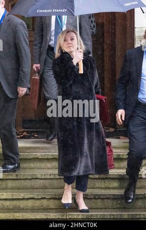 15/02/2022. Londres, Royaume-Uni. Le secrétaire aux Affaires étrangères Liz Truss marche avec un parapluie jusqu'à la rue 10 Downing à partir du bureau des Affaires étrangères Banque D'Images