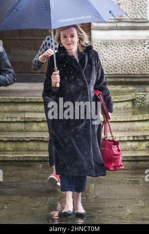 15/02/2022. Londres, Royaume-Uni. Le secrétaire aux Affaires étrangères Liz Truss marche avec un parapluie jusqu'à la rue 10 Downing à partir du bureau des Affaires étrangères Banque D'Images