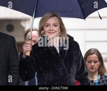 15/02/2022. Londres, Royaume-Uni. Le secrétaire aux Affaires étrangères Liz Truss marche avec un parapluie jusqu'à la rue 10 Downing à partir du bureau des Affaires étrangères Banque D'Images