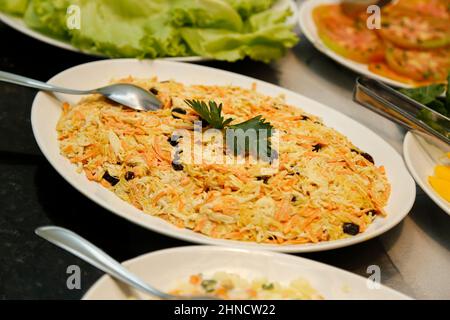 salade de poulet brésilien avec carottes râpées et raisins prêts à servir sur l'assiette - salpicao Banque D'Images