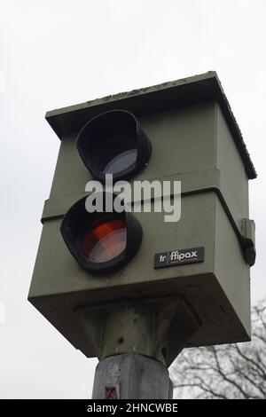 24 janvier 2022, Kaiserslautern, Allemagne, piège à vitesse traffipax en forme de boîte fixe vert foncé (argot 'Starenkasten', boîte de nid d'étoiles) (vertical) Banque D'Images