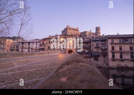 Valderrobres Pont médiéval au-dessus de la rivière Matarra avec l'église Santa Maria la Mayor et le palais Banque D'Images