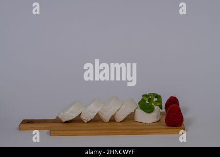 rouleau de fromage de chèvre avec framboises Banque D'Images