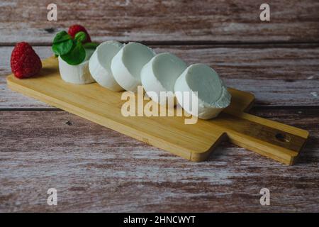 rouleau de fromage de chèvre avec framboises Banque D'Images