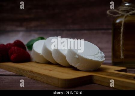 rouleau de fromage de chèvre avec framboises Banque D'Images