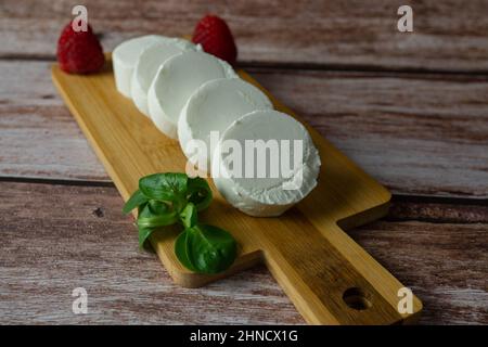 rouleau de fromage de chèvre avec framboises Banque D'Images