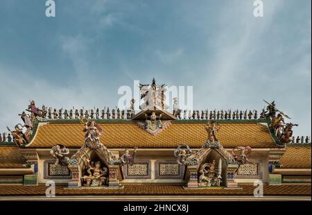 Bangkok, Thaïlande. Fév - 10, 2022 : sculptures élaborées de monstres décorent sur le toit du temple Pariwas Ratchasongkram en fond bleu ciel. Sélectionnez Banque D'Images