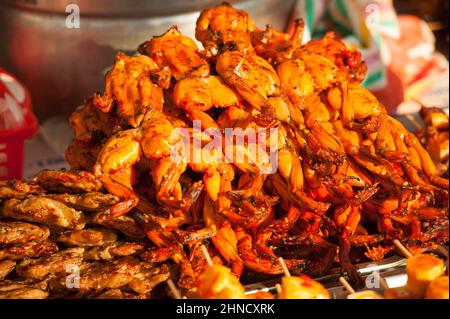 Barbecue / grenouilles grillées à vendre dans une rue pendant le Festival de l'eau cambodgien, Phnom Penh, Cambodge. Crédit: Kraig Lieb Banque D'Images