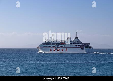 Volcan de Tindaya, bateau de ferry Naviera Armas quittant Playa Blanca Lanzarote pour Corraleejo Fuerteventura Banque D'Images