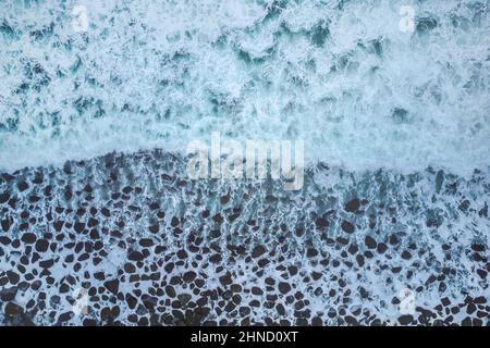 De dessus de l'écrasement de puissantes vagues de l'océan sombre avec de la mousse blanche Banque D'Images