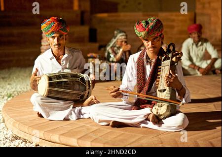 Inde Rajasthan. Spectacle d'art traditionnel et danses à Khimsar Banque D'Images