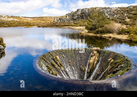 Covao dos Conchos - Un trou au milieu du lac de Serra da Estrela. Déversoir Bell Mouth au Portugal Banque D'Images