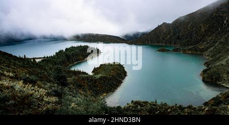 Lagoa do Fogo - lagune de Misty aux Açores, Portugal. Île de Sao Miguel Banque D'Images