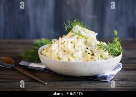 Bol de sandwich à salade d'œufs avec œufs frais et aneth sur une table en bois rustique. Mise au point sélective avec un premier plan et un arrière-plan flous. Banque D'Images