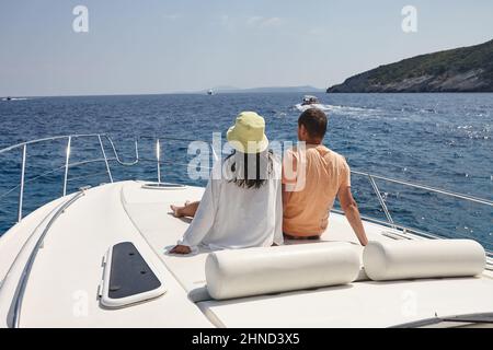 Jeune couple reposant sur un yacht dans la mer à Zakynthos Banque D'Images