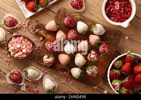 Fraises enrobées de chocolat frais sur fond de bois Banque D'Images