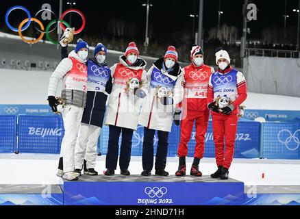 Zhangjiakou, province chinoise du Hebei. 16th févr. 2022. Les médaillés d'argent Iivo Niskanen et Joni Maki de Finlande, les médaillés d'or Erik Valnes et Johannes Hoesflot Klaebo de Norvège, les médaillés de bronze Alexander Bolshunov et Alexander Terentev du ROC (de L à R) Posez pour une photo lors de la cérémonie des fleurs après la finale classique des Jeux olympiques d'hiver de Beijing 2022 de l'équipe de ski de fond de l'équipe masculine de ski de fond au Centre national de ski de fond de Zhangjiakou, dans la province de Hebei, dans le nord de la Chine, le 16 février 2022. Credit: Deng Hua/Xinhua/Alay Live News Banque D'Images