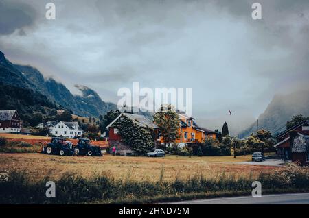 Olden est un village et une zone urbaine de la municipalité de Stryn, dans le comté de Vestland, en Norvège. Olden est situé à l'embouchure de la rivière Oldeelva. Banque D'Images