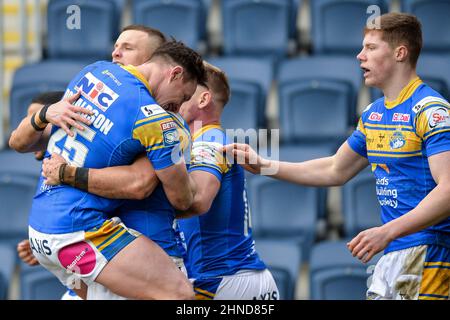 Leeds, Angleterre - 12 février 2022 - James Donaldson (25) de Leeds Rhinos félicite Try Scorer Ash Handley lors de la ligue de rugby Betfred Super League Round 1 Leeds Rhinos vs Warrington Wolves au stade Emerald Headingley, Leeds, Royaume-Uni Dean Williams Banque D'Images