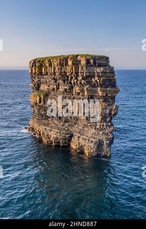 L'Irlande, le comté de Mayo, Downpatrick Head, Dun Boste ou Broken fort est une impressionnante pile de mer à la pointe. Banque D'Images