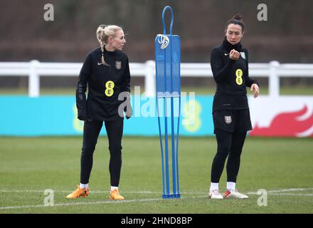 Alex Greenwood (à gauche) et Lucy Bronze en Angleterre lors d'une séance d'entraînement au Rockliffe Park, Darlington. Date de la photo: Mercredi 16 février 2022. Banque D'Images