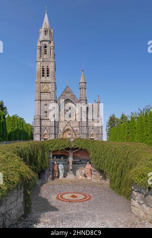 Irlande, Comté de Roscommon, ville de Roscommon, Église catholique romaine du Sacré-cœur avec une grotte submergée au premier plan. Banque D'Images