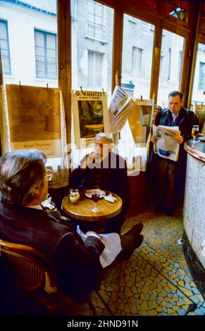 Paris, France, à l'intérieur des seniors partageant des boissons, Old French Bistro Vintage Bar Café dans le quartier Latin, café « la palette » très fréquenté bar local, alcool pour seniors Banque D'Images