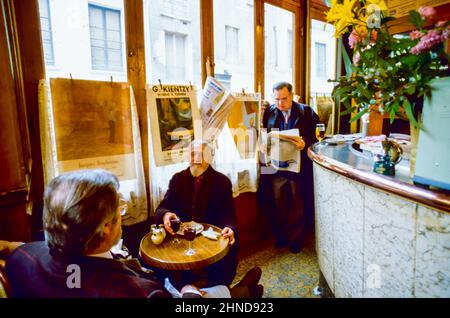 Paris, France, personnes en petit groupe, hommes seniors à table partageant du vin, boissons, à l'intérieur de l'ancien Bistro Bar Café français dans le quartier latin, café « la palette » très fréquenté bar du quartier local, alcool pour seniors Banque D'Images