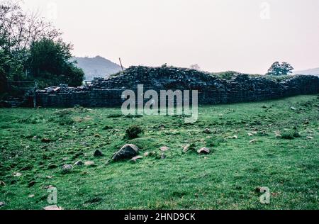 Ruines du fort romain y Gaer, situé près de Brecon, pays de Galles, Royaume-Uni. Coin nord-est. Numérisation d'archivage à partir d'une lame. Juin 1979. Banque D'Images