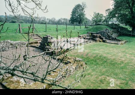 Ruines du fort romain y Gaer, situé près de Brecon, pays de Galles, Royaume-Uni. Porte ouest. Numérisation d'archivage à partir d'une lame. Juin 1979. Banque D'Images