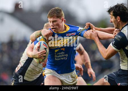 Leeds, Angleterre - 12 février 2022 - Morgan Gannon (21) de Leeds Rhinos affronté par Stefan Ratchford de Warrington Wolves lors de la ligue de rugby Betfred Super League Round 1 Leeds Rhinos vs Warrington Wolves au stade Emerald Headingley, Leeds, Royaume-Uni Dean Williams Banque D'Images