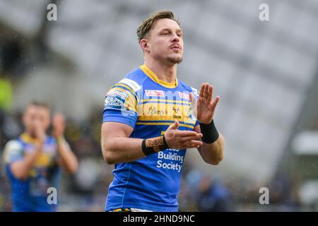 Leeds, Angleterre - 12 février 2022 - James Donaldson (25) de Leeds Rhinos reconnaît les fans après la ligue de rugby Betfred Super League Round 1 Leeds Rhinos vs Warrington Wolves au stade Emerald Headingley, Leeds, Royaume-Uni Dean Williams Banque D'Images