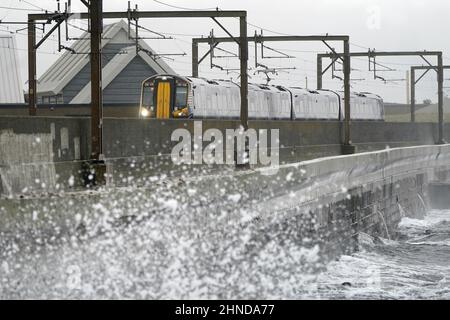 Les vagues se sont écraserez contre le mur de la mer à Saltcoats dans le nord de l'Ayrshire avant que Storm Dudley ne frappe le nord de l'Angleterre/sud de l'Écosse de mercredi soir à jeudi matin, suivi de près par Storm Eunice, qui apportera de forts vents et la possibilité de neige vendredi. Date de la photo: Mercredi 16 février 2022. Banque D'Images