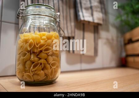 pâtes en verre pour le rangement à la maison dans la cuisine, la cuisine maison, intérieur de la cuisine maison Banque D'Images