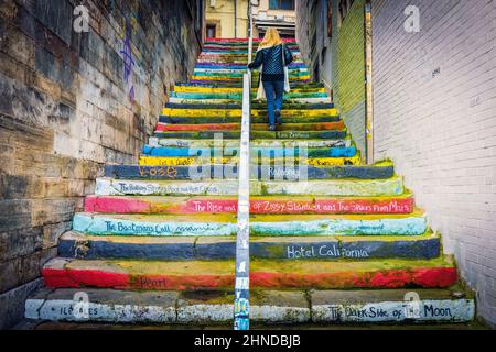 Escalier vers le ciel, calle de Claudio Alvargonzález, Gijon, Asturies, Espagne. L'escalier célébrant le Rock and Roll a été créé par un artiste de rue kno Banque D'Images