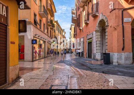 VÉRONE, ITALIE - 19th juillet 2019 : rues piétonnes dans le centre historique de la ville, architecture typique et atmosphère Banque D'Images