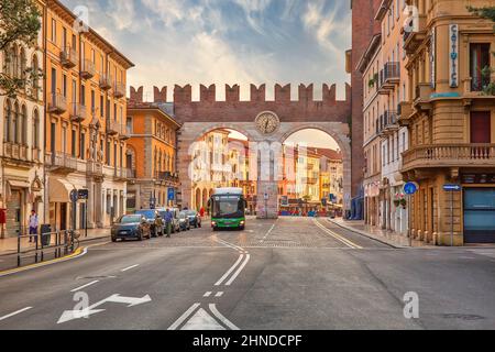 VÉRONE, ITALIE - 19th juillet 2019 : ancienne porte de la ville romaine (portoni della Bra) dans le centre historique de Vérone Banque D'Images